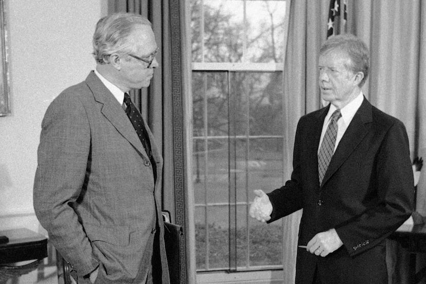 ARCHIVO – El presidente Jimmy Carter, derecha, se reúne con el secretario de Justicia Benjamin Civiletti en la Casa Blanca, Washington, el 13 de diciembre de 1979. (AP Foto/Ira Schwarz, Archivo)