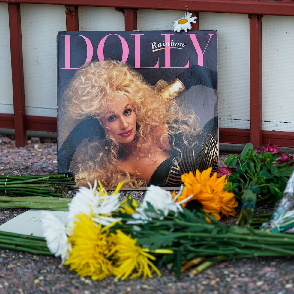 Estados Unidos despide a una de sus cantantes más famosas con flores en las afueras de su oficina en Nashville, Tenn.