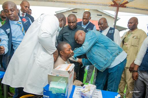 Imagen de la cobertura de: Congo inicia vacunación contra brote de ébola con prioridad al personal sanitario
