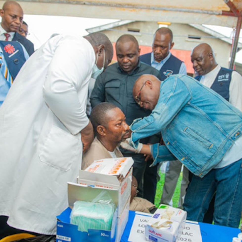El ministro de Sanidad de la República Democrática del Congo, Roger Kamba, administra una vacuna contra el ébola a un trabajador sanitario el jueves 27 de agosto de 2026 en Kisangani, República Democrática del Congo.