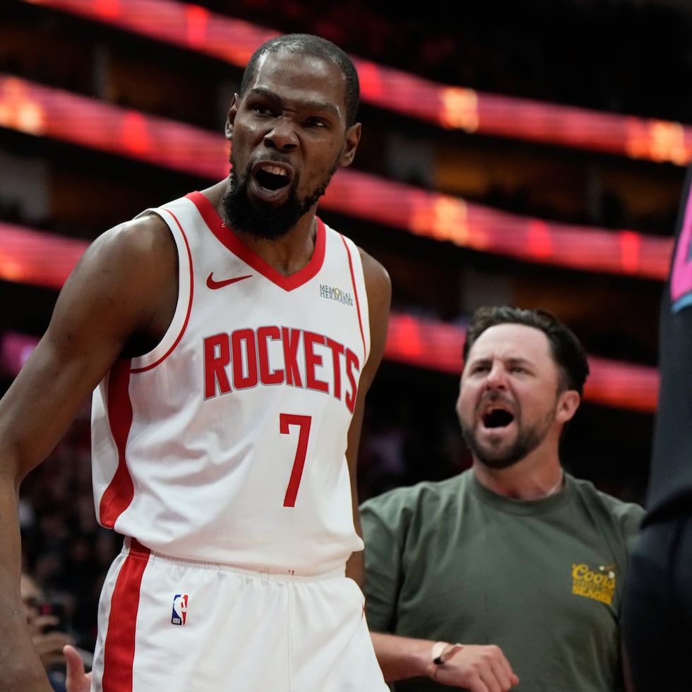 Kevin Durant festeja después de anotar un triple ante el Heat de Miami.