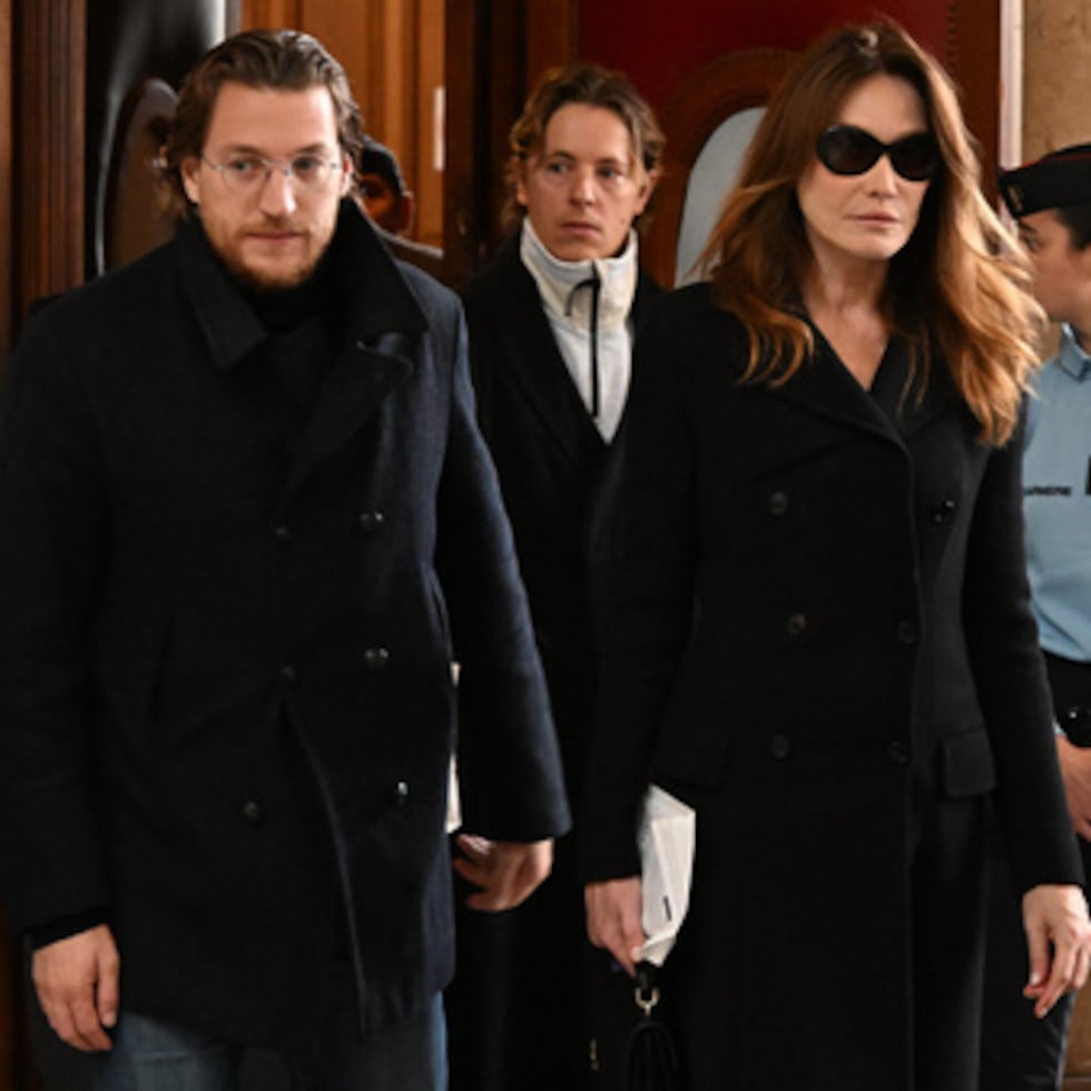 La esposa de Nicolas Sarkozy, Carla Bruni-Sarkozy, y su hijo Jean Sarkozy salen de corte.
