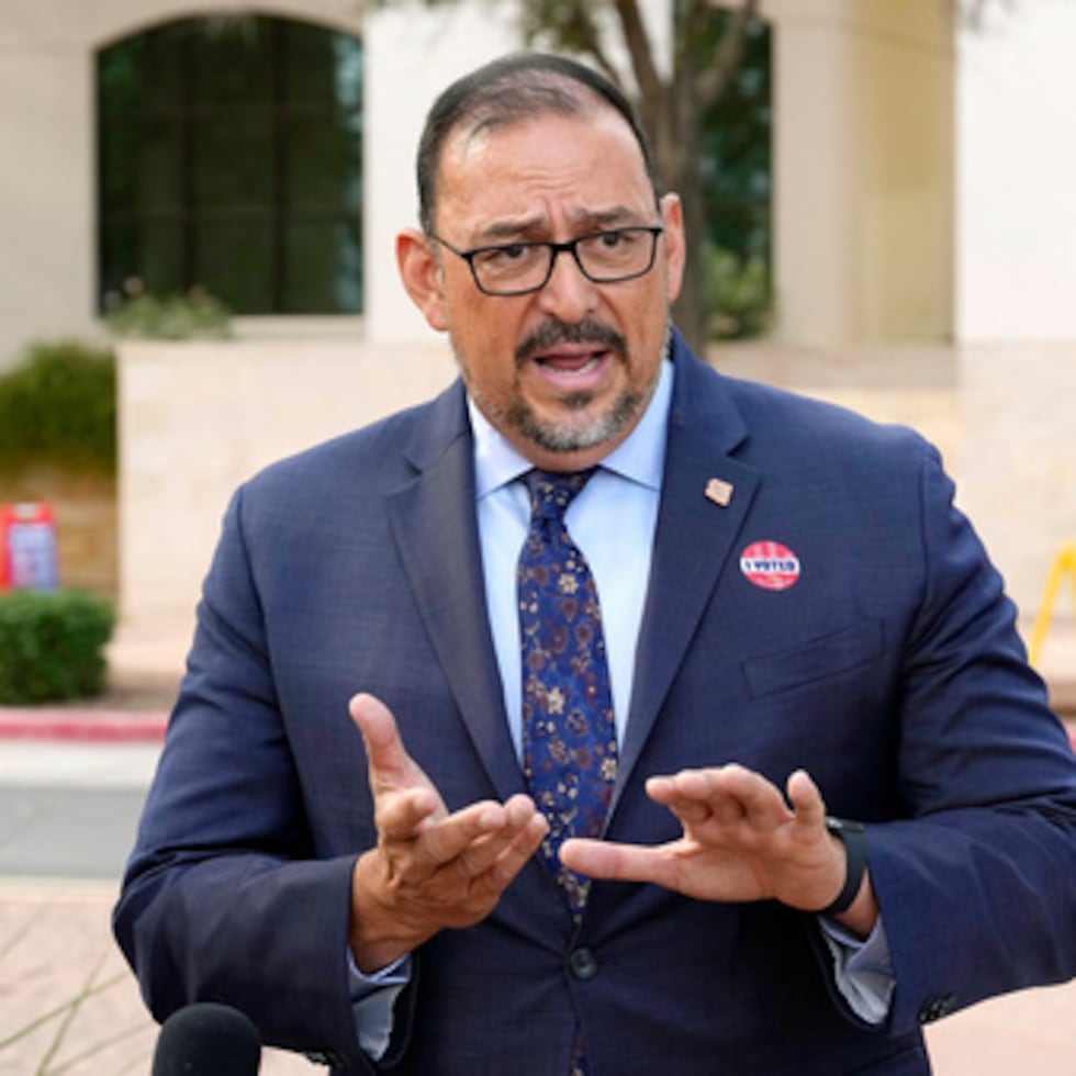 Adrian Fontes, Secretario de Estado de Arizona, denunció que la publicación de los registros de votantes violaría las leyes estatales y federales.