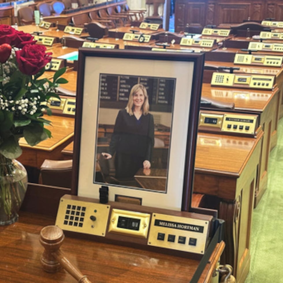 El escritorio de la difunta presidenta de la Cámara de Representantes de Minnesota, Melissa Hortman, permanece vacío en memoria de la legisladora, con excepción de flores, su retrato y un mazo, en la Cámara de Representantes del estado.