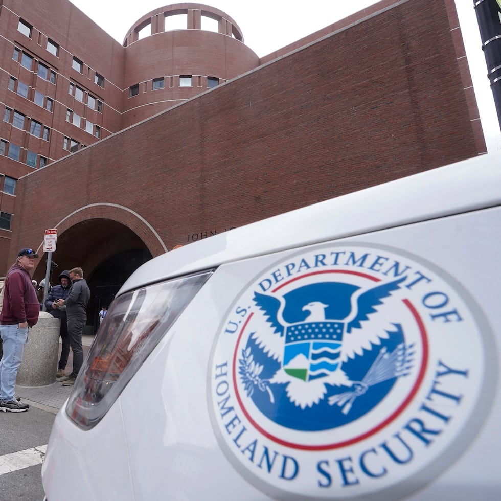 Los demócratas ofrecieron en la noche del lunes una nueva propuesta para restringir la actuación de los agentes federales a cambio de un acuerdo para financiar el DHS, aunque no aportaron más detalles sobre su contenido.