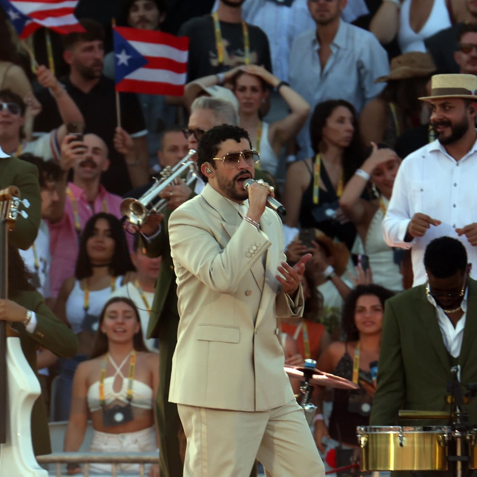 El artista puertorriqueño Bad Bunny actúa en el escenario durante su concierto en el hipódromo de La Maura como parte de su gira mundial "DeBI TiRAR MaS FOToS 2026" en Milán, Italia, el 17 de julio de 2026. EFE/EPA/MATTEO BAZZI