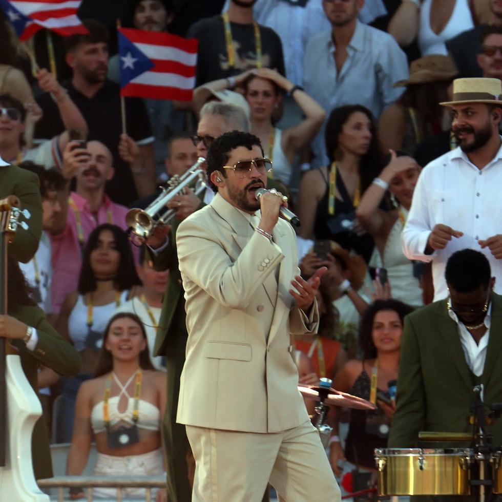 El artista puertorriqueño Bad Bunny actúa en el escenario durante su concierto en el hipódromo de La Maura como parte de su gira mundial "DeBI TiRAR MaS FOToS 2026" en Milán, Italia.