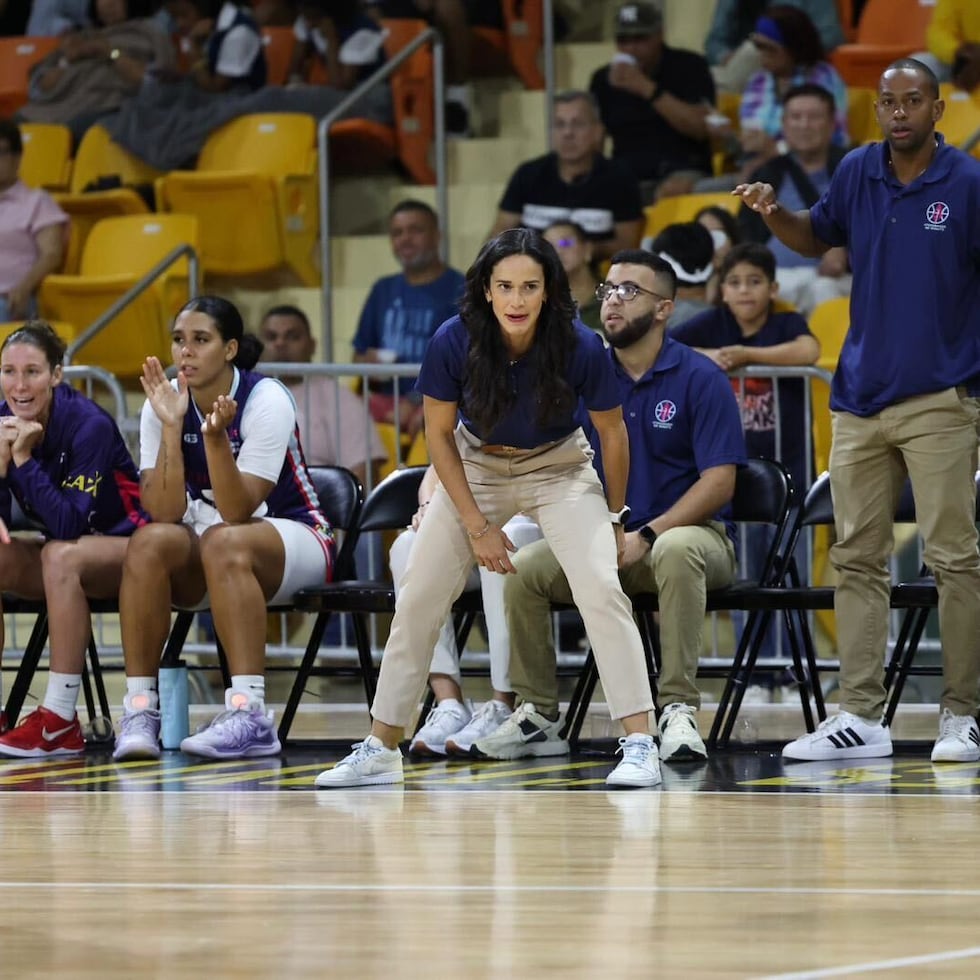 La dirigente Michelle González (al centro) y la armadora Pamela Rosado (5) fueron sancionadas.