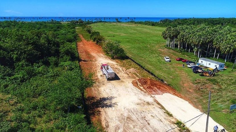 Foto publicada por el grupo "Salvemos a Playuela" del inicio de la construcción del acceso al proyecto Christopher Columbus Landing Resort. (Facebook.com / Salvemos a Playuela)
