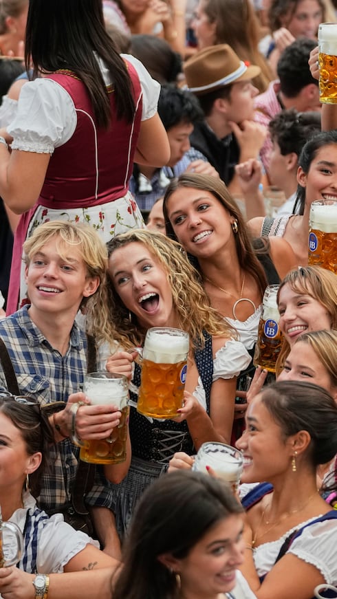 Al ritmo de música de metales y con cerveza recién servida, pronto comenzaron a cantar, bailar y balancearse.