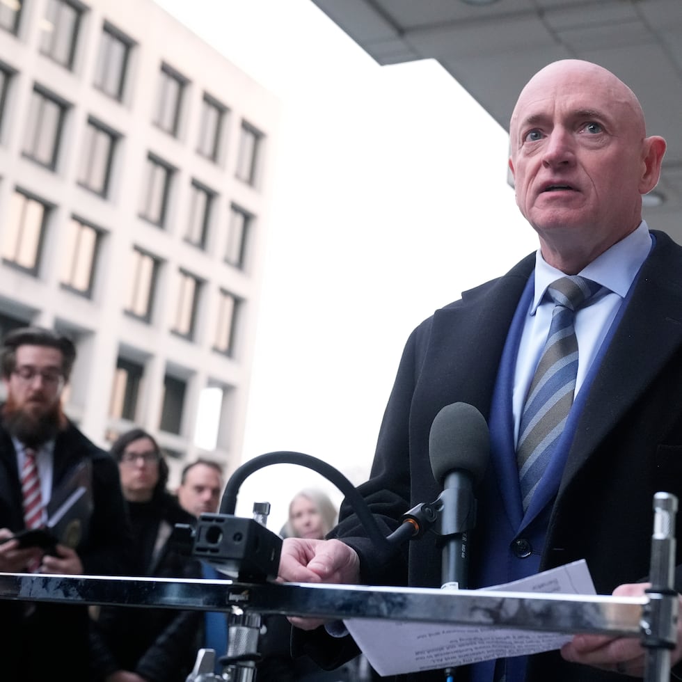El Departamento de Justicia abrió una investigación sobre el video en el que aparecen los senadores Mark Kelly y Elissa Slotkin y otros cuatro legisladores demócratas haciendo un llamado a los miembros de las fuerzas armadas de Estados Unidos a apegarse a los protocolos militares establecidos y rechazar órdenes que consideren ilegales.