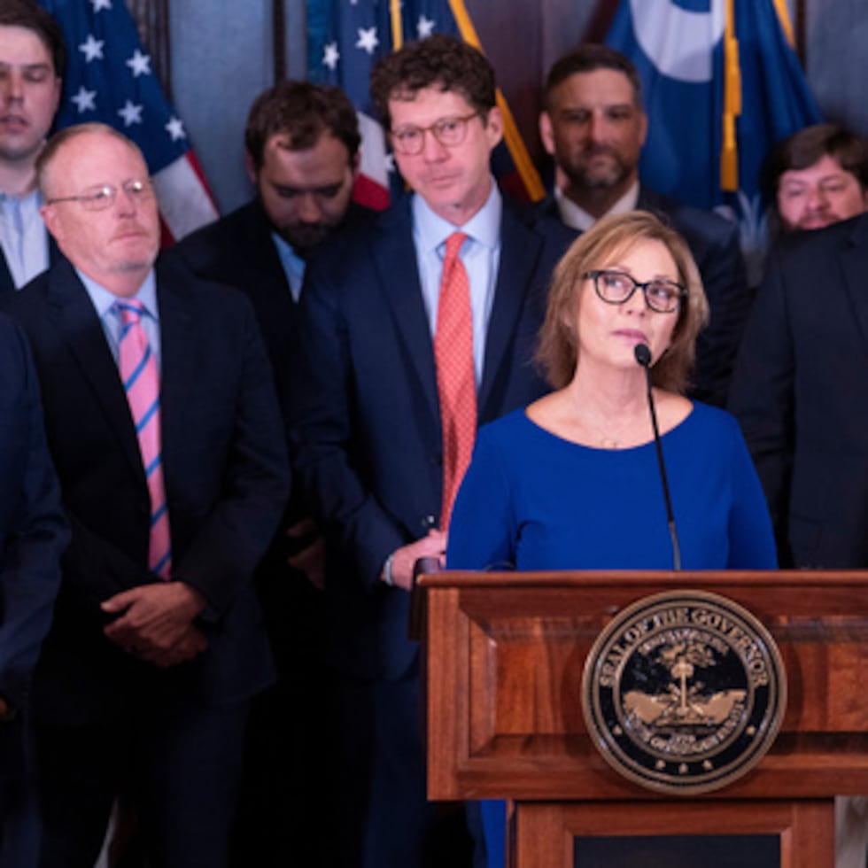 La recién nombrada senadora interina, Darline Graham Nordone, junto al gobernador de Carolina del Sur, Henry McMaster