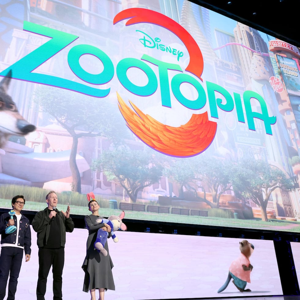 Fotografía cedida por Walt Disney Studios del actor Ke Huy Quan (i), el director creativo de Walt Disney Animation Studios, Jared Bush, y la actriz Ginnifer Goodwin durante la presentación de la pelicula Zootopia 3 en el D23 este viernes, en Anaheim (Estados Unidos). Disney anunció que el universo de Zootopia (Zootrópolis) regresará a la gran pantalla con una tercera entrega, fruto del éxito de la segunda cinta, que se convirtió en la película de animación más taquillera de la compañía de todos los tiempos. EFE/ Jesse Grant / Walt Disney Studios