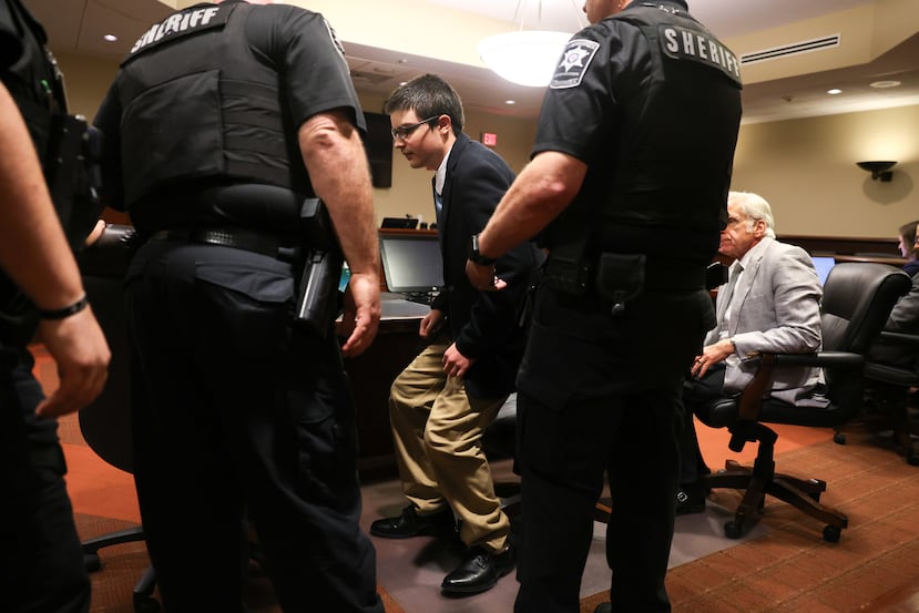 Colt Gray, el joven de 16 años condenado por el tiroteo en la escuela secundaria Apalachee, permanece esposado tras su sentencia en el Tribunal Superior del Condado de Barrow en Winder, Georgia, el martes 28 de julio de 2026. (Arvin Temkar/Atlanta Journal-Constitution vía AP)