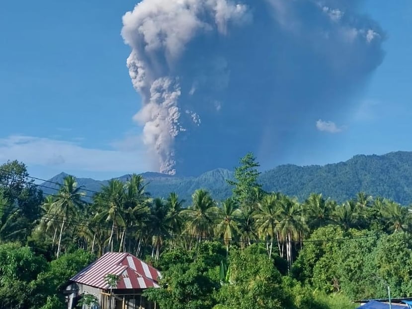 La erupción inicial sorprendió a una veintena de senderistas que se encontraban en el Dukono, una atracción turística de la región a pesar de las advertencias de las autoridades por la constante actividad del volcán.