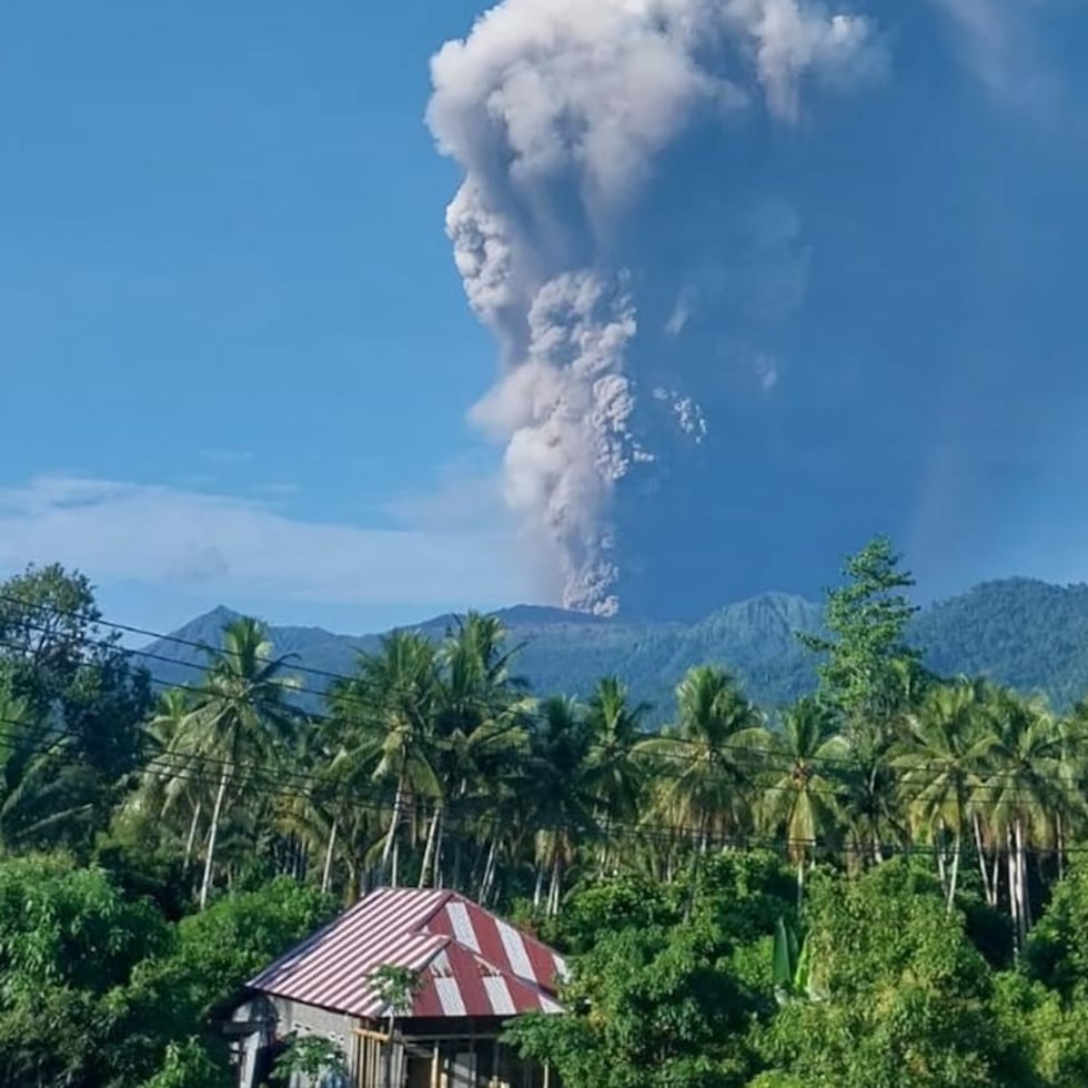 La erupción inicial sorprendió a una veintena de senderistas que se encontraban en el Dukono, una atracción turística de la región a pesar de las advertencias de las autoridades por la constante actividad del volcán.