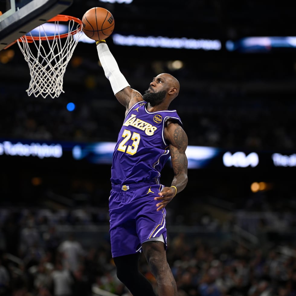 LeBron James y los Lakers disputan el tercer lugar de la Conferencia Oeste con los Nuggets.