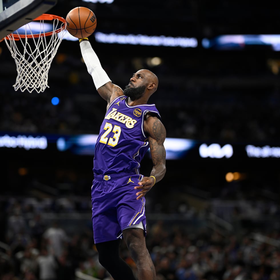 LeBron James, de los Lakers de Los Ángeles, donquea durante un juego ante el Magic de Orlando.
