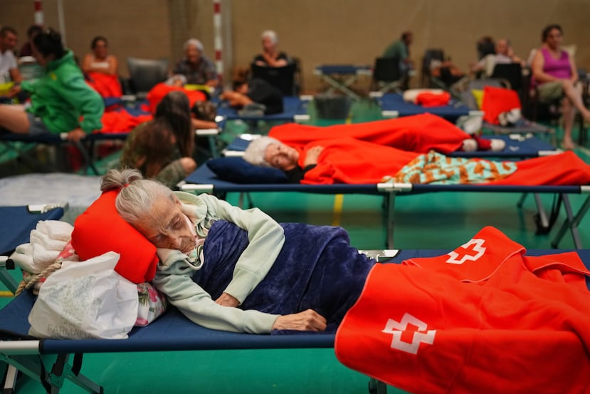 Los residentes pasan la noche en un polideportivo tras ser evacuados de sus hogares debido a la amenaza de un incendio forestal en Cebreros, provincia de Ávila, España, el viernes 24 de julio de 2026. (Foto AP/Manu Fernández)