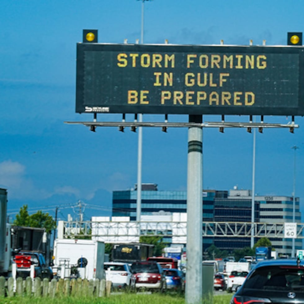 Los conductores pasan junto a las señales del Departamento de Transporte de Texas en la I-610 mientras se acerca la tormenta tropical Edouard a Houston, el martes 1 de septiembre de 2026.