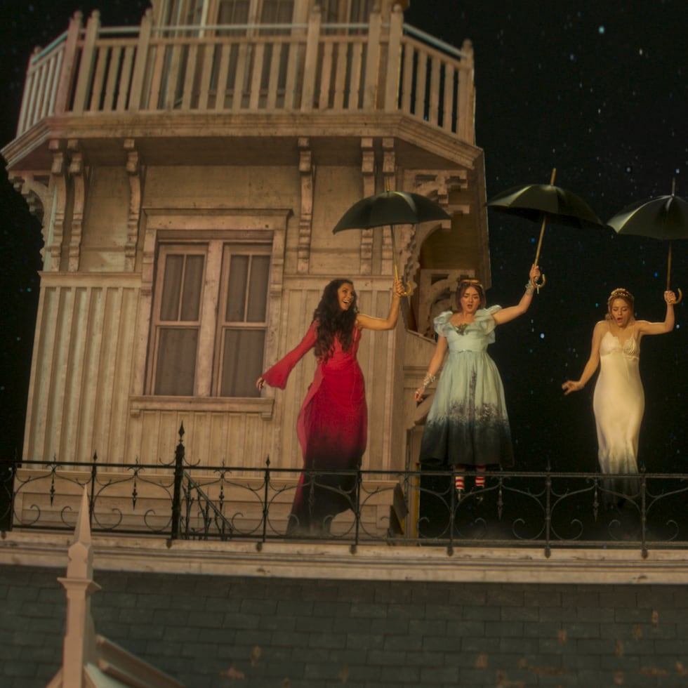 Sandra Bullock, Maisie Williams, Joey King, y Nicole Kidmanen una escena de "Practical Magic 2". (Warner Bros. Pictures via AP)