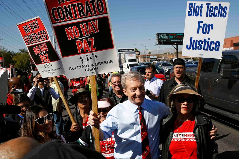 En imagen del 19 de febrero de 2020, el empresario y precandidato demócrata a la presidencia Tom Steyer acompaña a miembros del Sindicato Local 226 de Trabajadores Culinarios en una protesta afuera del Casino Palms de Las Vegas. (AP/Patrick Semansky, arch