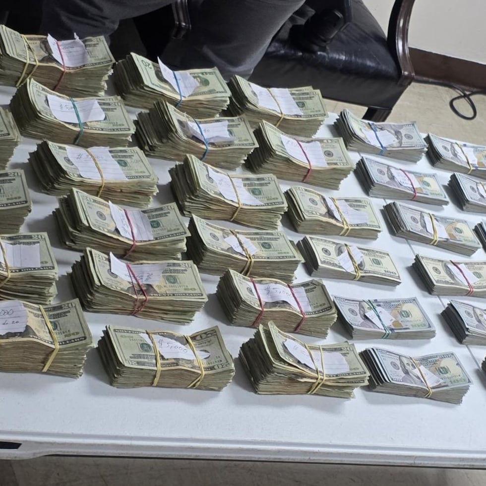 El dinero en efectivo ocupado en la residencia, que asciende a más de $268,000 en distintas denominaciones, permanece bajo custodia.