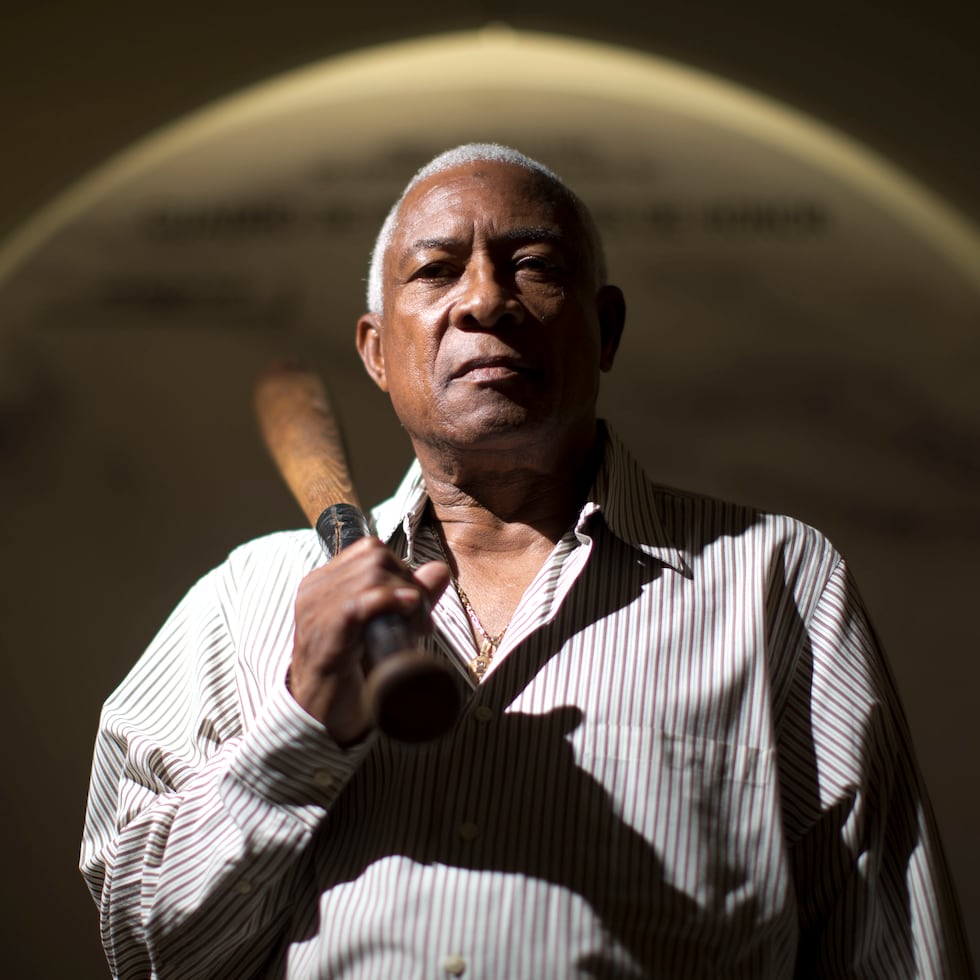 Santos Alomar, padre de Sandy Jr. y Roberto Alomar, posando para el lente de El Nuevo Día.