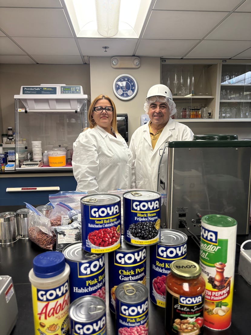 Irina González Perdomo y Ernesto Náter Maldonado trabajan en el Departamento de Control de Calidad de Goya, en Bayamón.