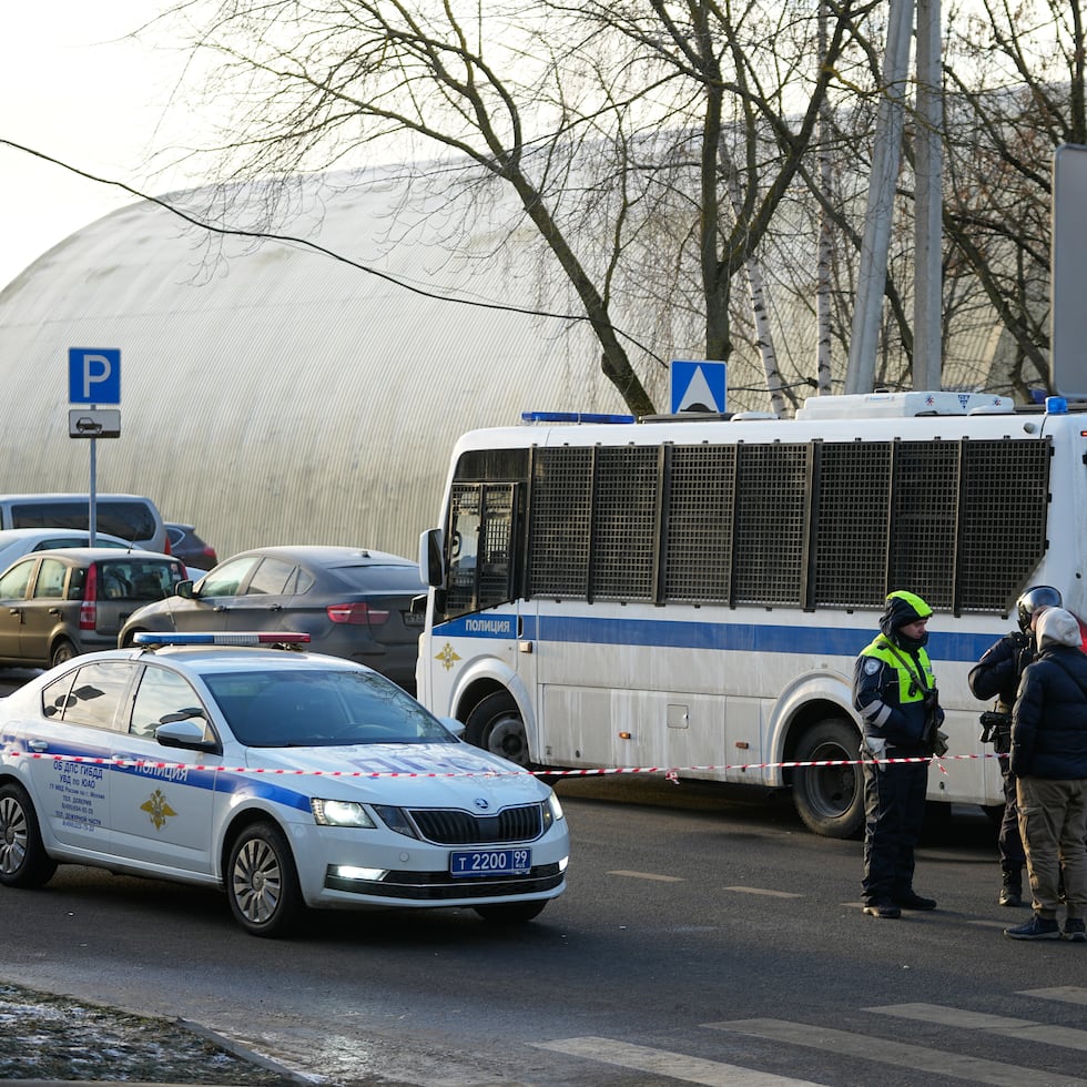 El Ministerio del Interior de Rusia identificó a los agentes como el teniente Ilya Klimanov, de 24 años, quien se unió a la policía de Moscú en octubre de 2023, y el teniente Maxim Gorbunov, de 25. Gorbunov tenía una esposa y una hija de nueve meses, según el comunicado.