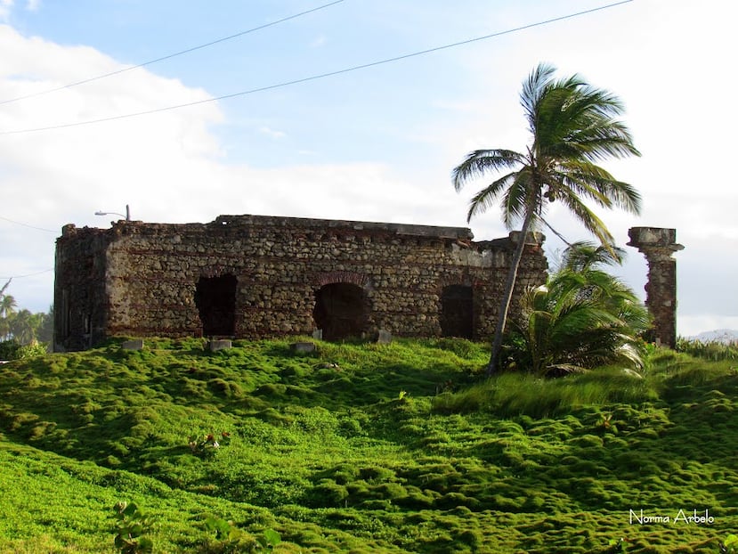 Ruinas del antiguo leprocomio, Islote de Cabras, Palo Seco, Toa Baja, Puerto Rico, circa 2005.