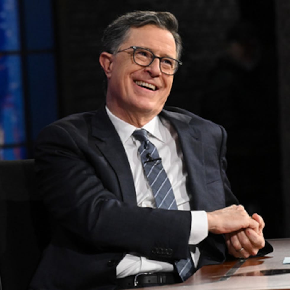 Esta imagen publicada por CBS muestra al presentador Stephen Colbert en el plató de "The Late Show with Stephen Colbert" en Nueva York el 6 de mayo de 2026. (Scott Kowalchyk/CBS vía AP)