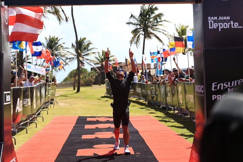 Brandon Zavala cruza la meta del Ironman 70.3 Puerto Rico como primer lugar entre los participantes boricuas.