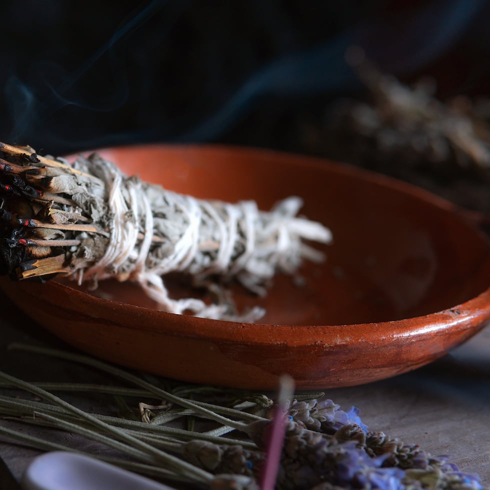 Los sahumerios son cualquier material fragante que, al quemarse produzca un humo aromático que se utiliza para la limpieza de los espacios y, en algunas culturas, para rituales religiosos.