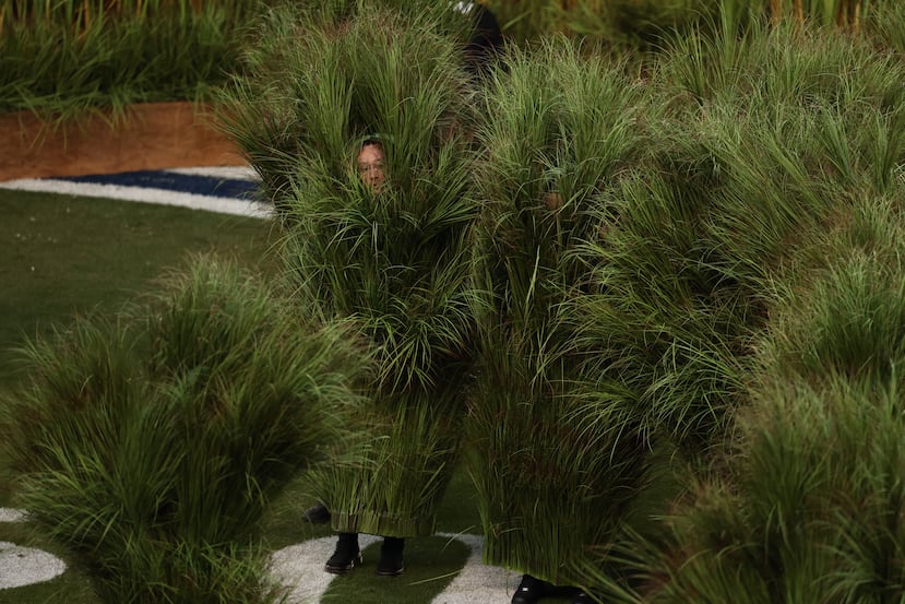 Artistas vestidos como arbustos suben al escenario para la actuación del cantante puertorriqueño Bad Bunny durante el espectáculo de medio tiempo de Apple Music en la Super Bowl LX.