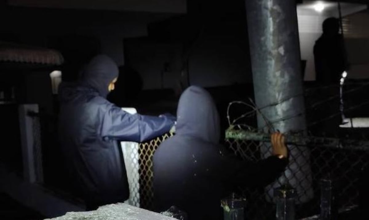 Detienen a tres menores encapuchados por presunto escalamiento en escuela de Cayey