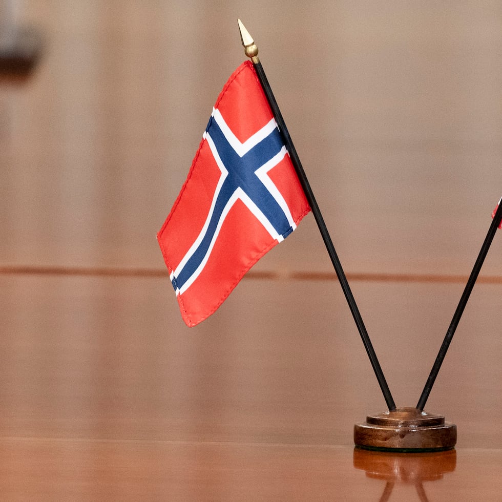 Testigos citados por medios locales confirmaron un fuerte estruendo y luego una columna de humo sobre el área de la representación diplomática.