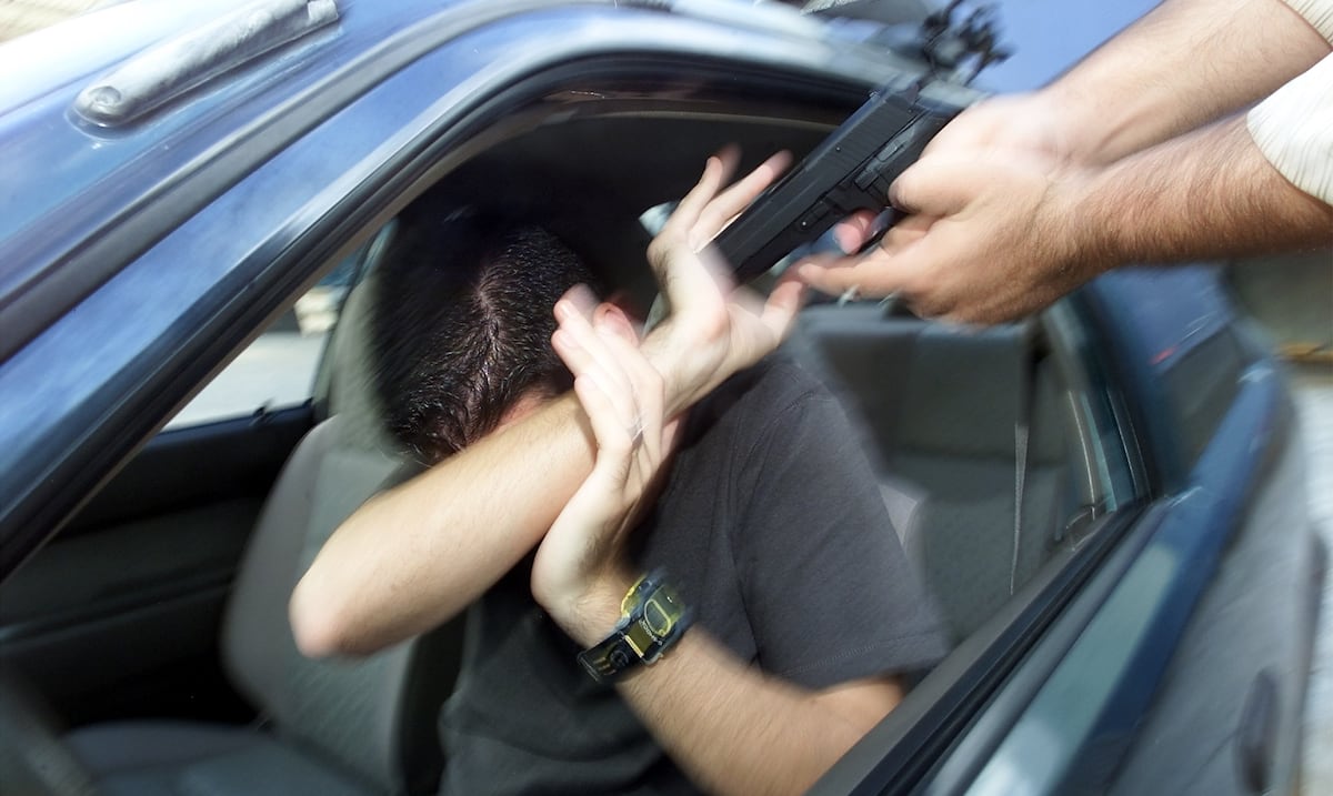 Sospechosos de carjacking en Comerío disparan contra policías y roban otro vehículo en Toa Alta