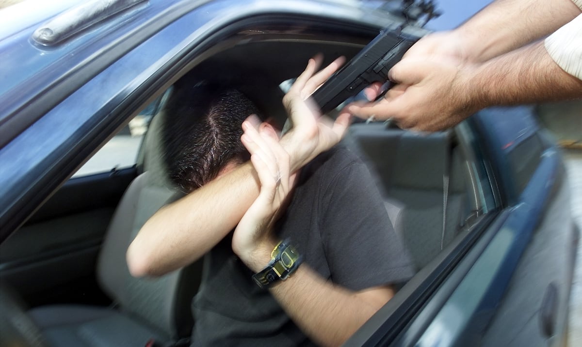 Carjacking en Vega Alta: dos hombres armados roban vehículo y agreden a conductor