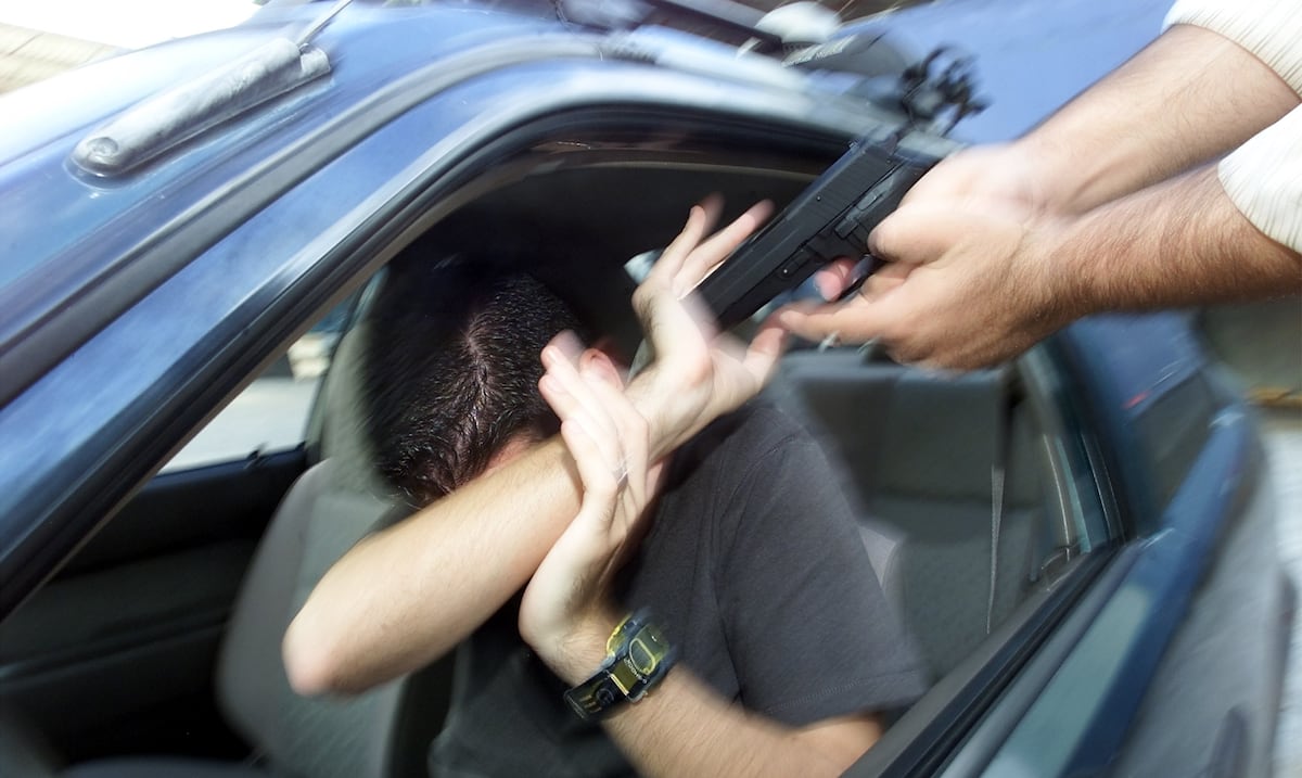 Encapuchados roban auto a punta de pistola en Humacao
