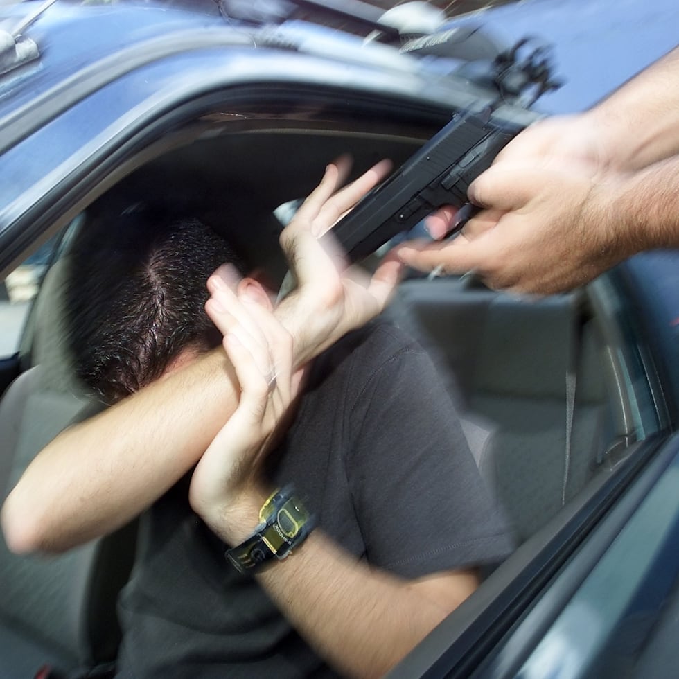 Una mujer fue asaltada y secuestrada a mano armada por desconocidos durante la madrugada del miércoles, que la obligaron a retirar dinero de un cajero automático, en Santurce