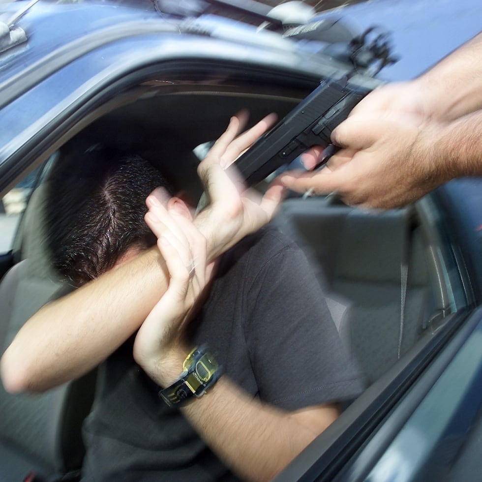 La víctima indicó que los individuos lo llevaron hasta un banco y luego lo dejaron en la marginal de la carretera PR-199.