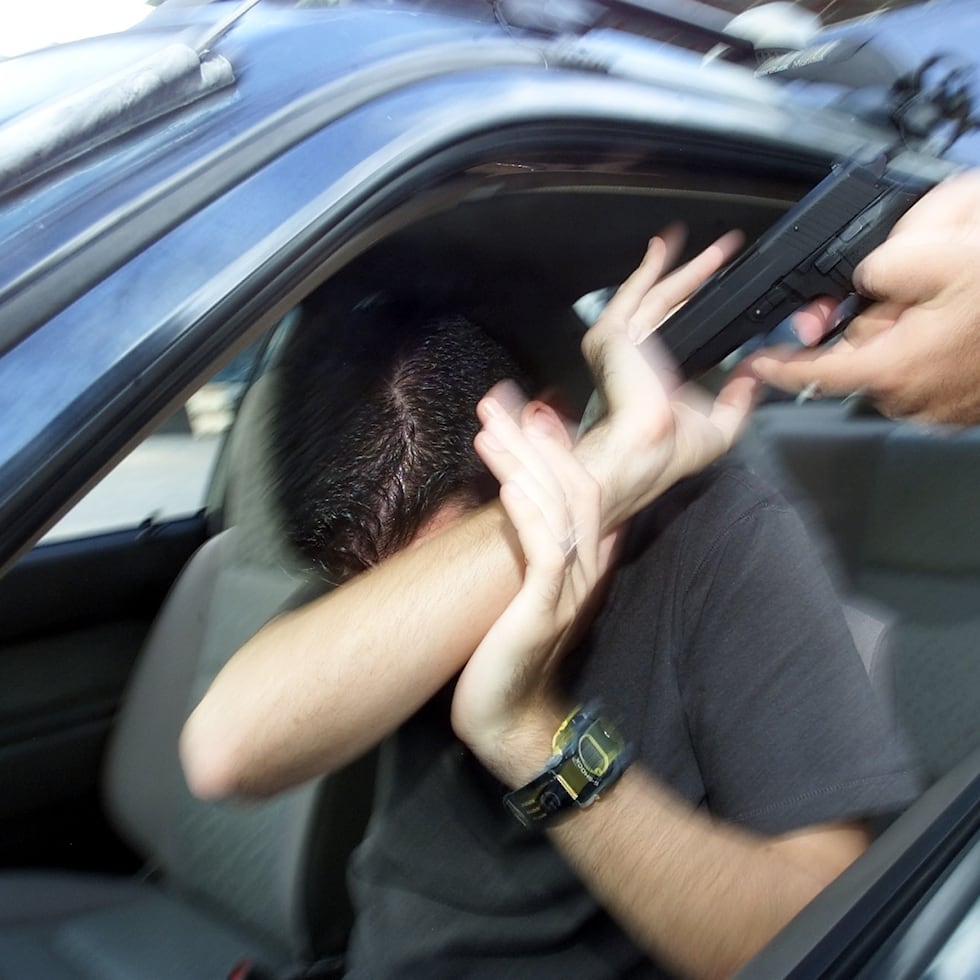 Cuatro individuos, presuntamente, despojaron al querellante del vehículo.