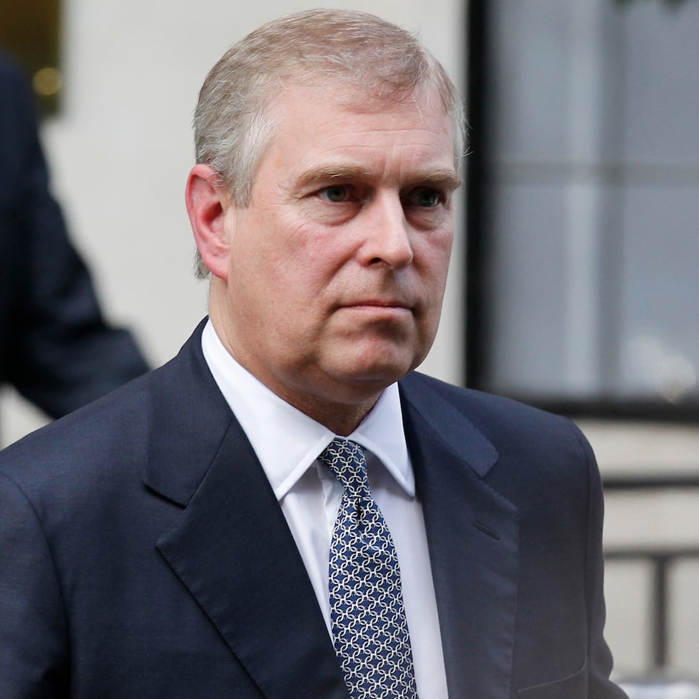 Con efecto inmediato, Andrés será conocido como Andrés Mountbatten Windsor y no como príncipe, y se mudará de su residencia en Royal Lodge a “una vivienda privada”.