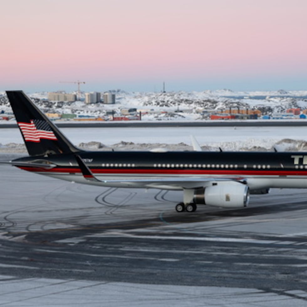 Un avión con Donald Trump Jr. aterriza en Nuuk, Groenlandia, el 7 de enero de 2025.