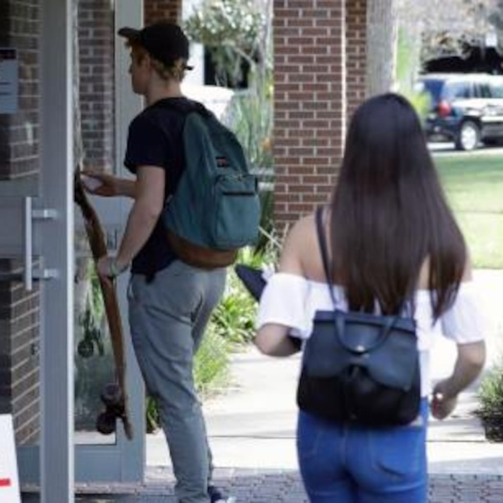 El impacto digital no se limita al individuo. Su rol en la divulgación de desinformación y polarización plantea un riesgo social importante. Lo documenta Tiziano Piccardi, investigador de la Universidad de Stanford, en un estudio realizado en la red social X durante la campaña electoral de 2024, afirma Gabriel Reyes.