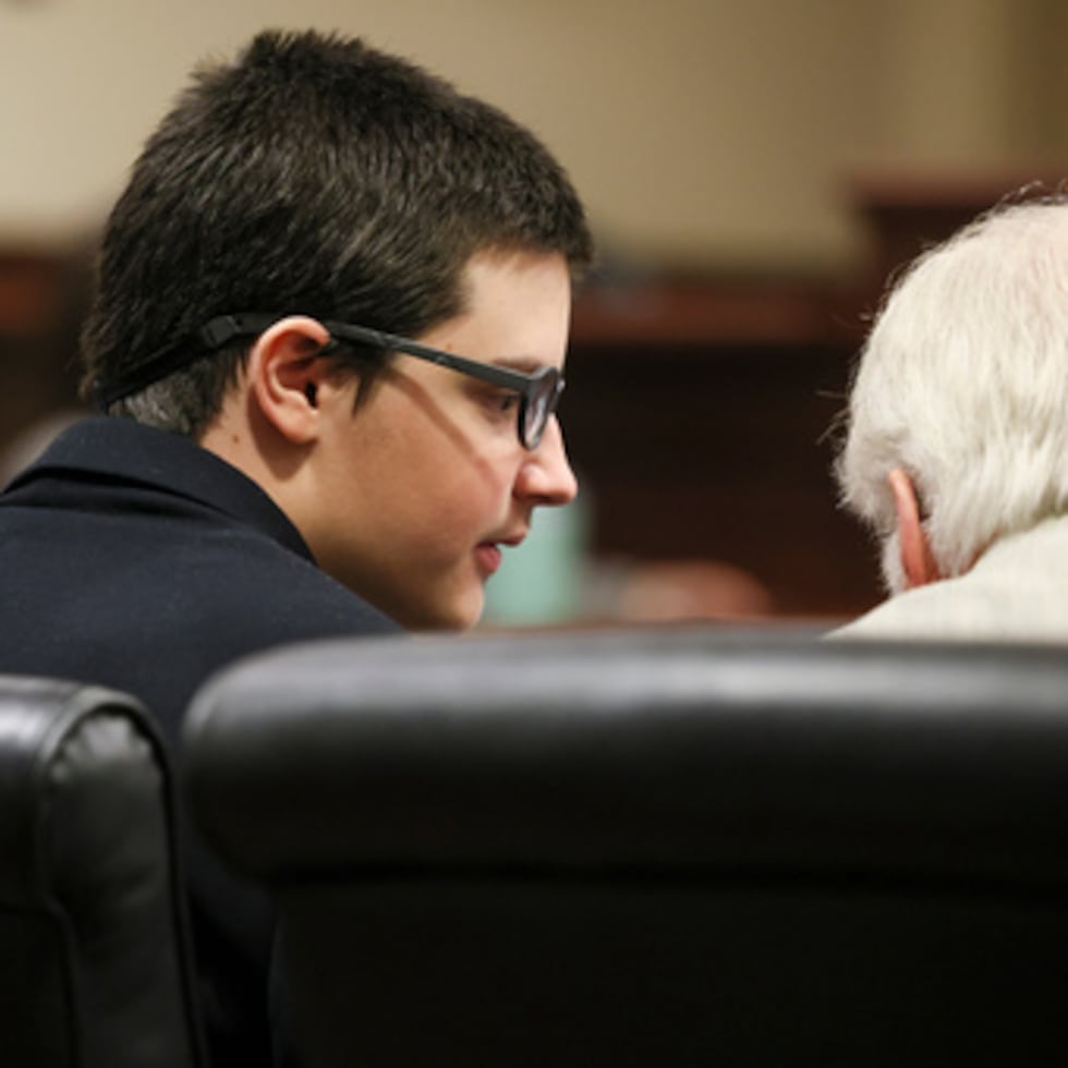 Colt Gray, el sospechoso de 16 años del tiroteo en el instituto Apalachee, habla con su abogado defensor, Charlton Allen, durante la vista para dictar sentencia en el Tribunal Superior del condado de Barrow, el lunes 27 de julio pasado.