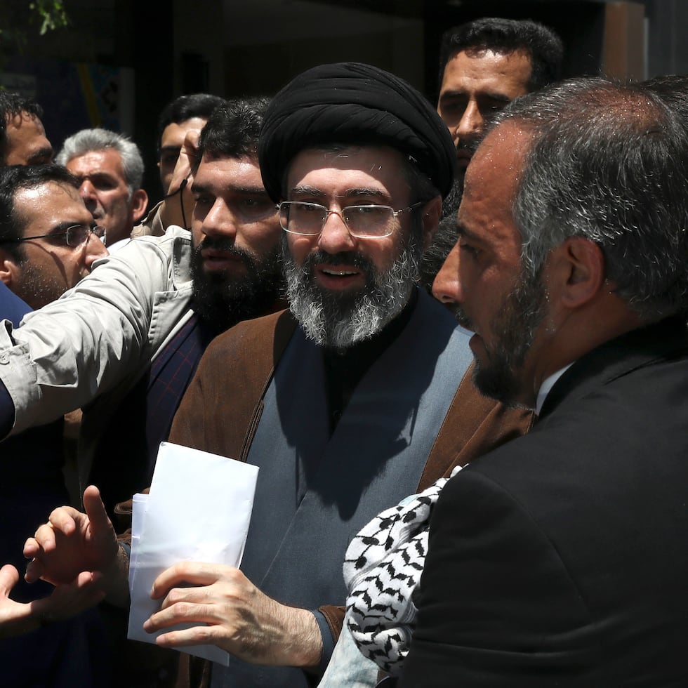 Mojtaba Jamenei, hijo del difunto ayatolá de Irán Ali Jamenei (centro), durante la celebración anual del Quds, o Día de Jerusalén, en Teherán, Irán.