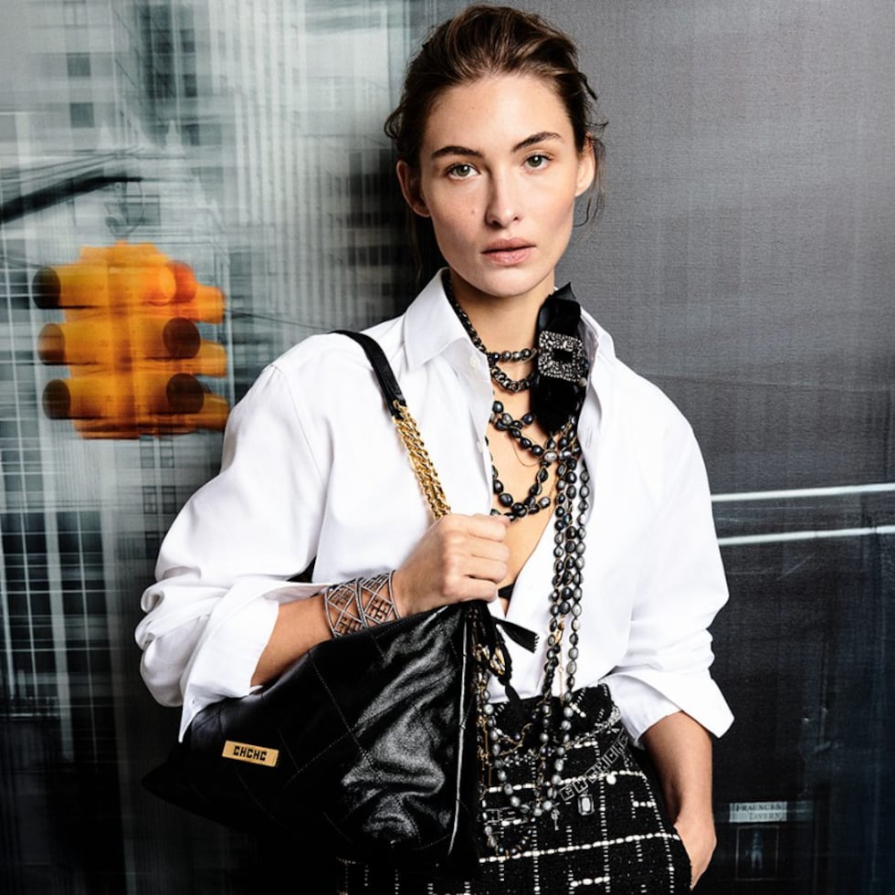 La propuesta incorpora materiales como el tweed jacquard y el Soufflé acolchado.