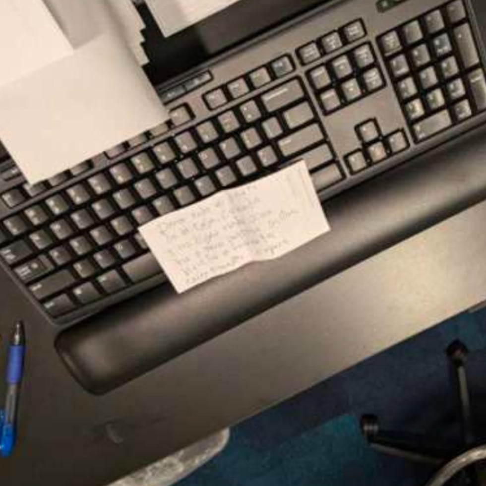 La denuncia del FBI incluyó una foto de la nota que se alega entregó el sospechoso durante el asalto a una sucursal bancaria en Guaynabo.